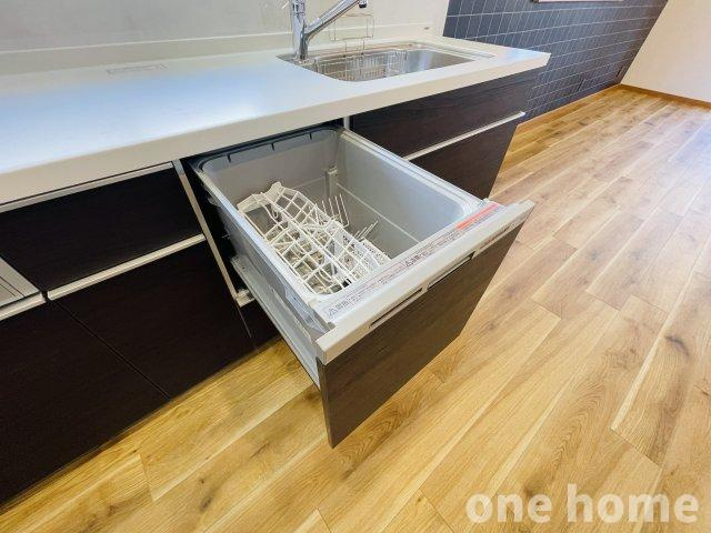 十三東4丁目中古戸建の設備|◆キッチンには時短が叶う食器洗浄乾燥機が完備されています！キッチンと一体型のため、見た目もスッキリし、置き場所を取りません！