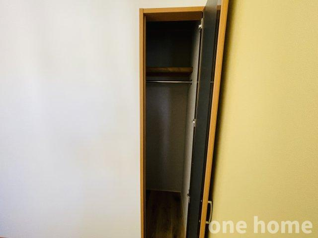 十三東4丁目中古戸建の収納|◆3階約5.0帖洋室 収納です！小ぶりですがハンガーパイプ×枕棚付きで収納しやすいです！
◆【onehome専任物件】売主様→当社→お客様の関係でご内覧～商談までスムーズです!!