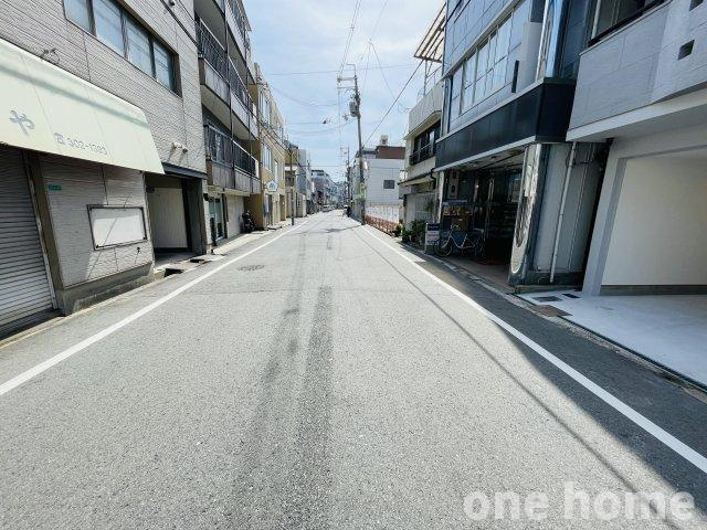 十三東4丁目中古戸建の前面道路含む現地写真|◆前面道路は広々約7.2mで車の出し入れもスムーズです！
◆【即日内覧会開催中】土日はもちろん！平日の仕事終わりの内覧も可能です！