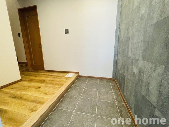 十三東4丁目中古戸建の玄関|◆タイル・アクセントクロスがお洒落な広々とした玄関です！
◆令和8年3月4日内外装リフォーム完了！手直しなしでお住まいいただけます！