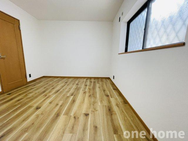 十三東4丁目中古戸建の洋室|◆1階約8.0帖洋室です！納戸申請された洋室ですが、実質、個室としてご使用もいただけます！
◆1階部分ですが、自然光差し込む明るいお部屋です！