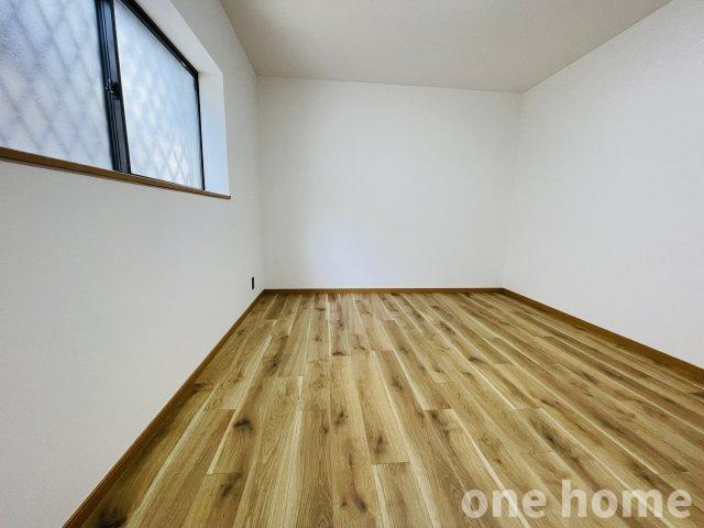 十三東4丁目中古戸建の洋室|◆1階約8.0帖洋室 別角度です！
◆1階には他にお部屋がないので、静かに趣味やお仕事に集中する書斎のような使い方もおすすめです！