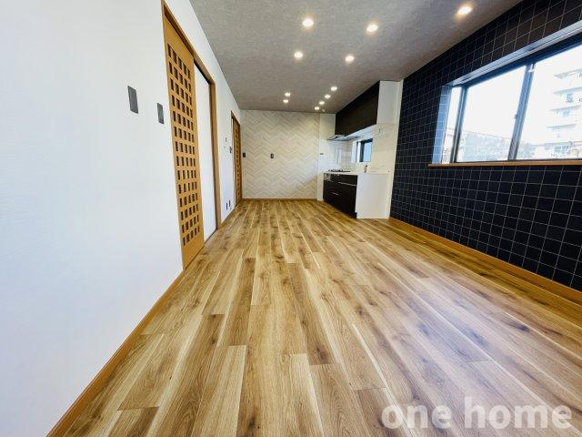 十三東4丁目中古戸建の居間・リビング|◆2階LDKは約14.3帖です！空間を有効活用できる壁付けタイプのキッチンです！
◆床はナチュラルな木目で仕上げられ、温かみと落ち着きのある内装です！