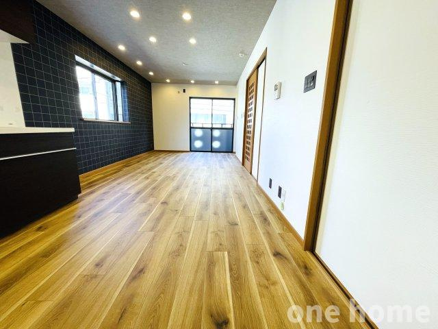 十三東4丁目中古戸建の居間・リビング|◆2階LDK 別角度です！落ち着いたトーンのタイル風クロスが、さりげなく高級感を演出♪
◆【onehome専任物件】売主様→当社→お客様の関係でご内覧～商談までスムーズです!!