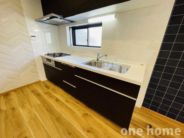 十三東4丁目中古戸建のキッチン|◆新調されたシステムキッチンです！グリル付３口ガスコンロ搭載！
◆キッチンに窓があり、明るいキッチンです！作業台も広く、お料理を楽しめそうですね♪