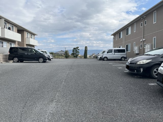 シャーメゾンルミエールⅠの駐車場
