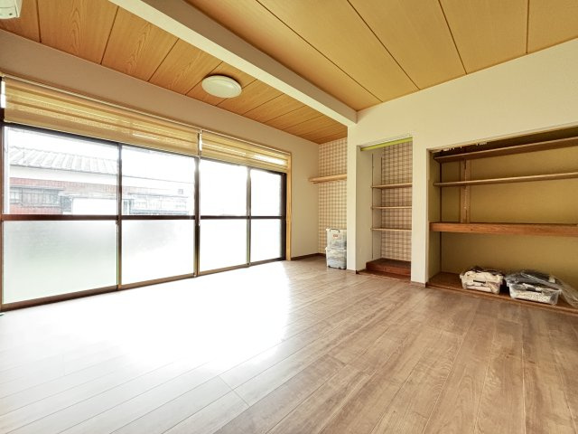 【洋室】 | 大牟田市歴木 | ☆窓を大きく取ってある明るい8.0帖の洋室（和室からリノベーション済）！☆収納付き！☆