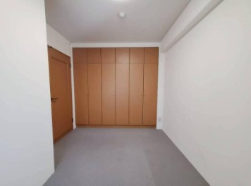 高知市北本町4丁目サーパス北本町第2　中古マンションの収納|収納たっぷりの使いやすい洋室