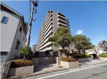 高知市北本町4丁目サーパス北本町第2　中古マンションの外観|前面道路ゆったり。開放感ある立地のマンション