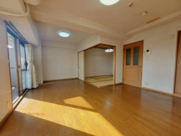 高知市北本町4丁目サーパス北本町第2　中古マンションの居間・リビング|陽だまりのLDKとくつろぎの和室スペース