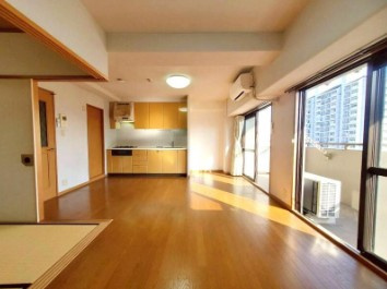 高知市北本町4丁目サーパス北本町第2　中古マンションの居間・リビング|大きな窓から光あふれる、開放感のあるLDK