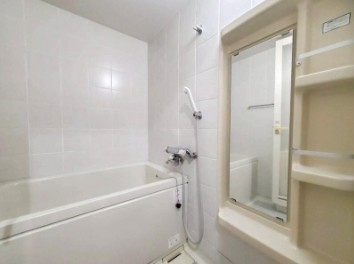 高知市北本町4丁目サーパス北本町第2　中古マンションの浴室|清潔感のあるシンプルなバスルーム
