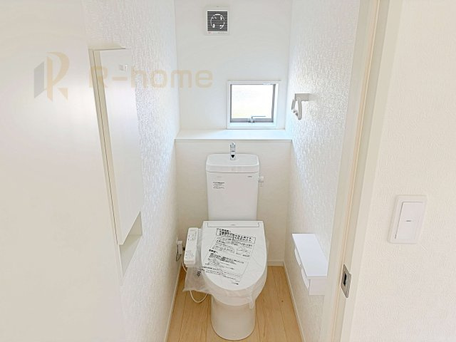 常総市本石下第12　新築戸建て　1号棟のトイレ|温水洗浄便座付きのトイレ。
トイレが２ヵ所設置で朝の忙しい時間でも安心です。