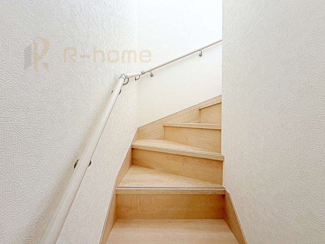 常総市本石下第12　新築戸建て　1号棟の内装|手すりのついた階段！小さなお子様の利用も一安心です♪