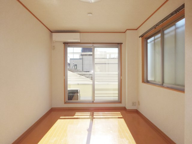 メゾン中野の洋室