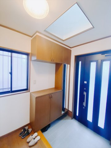 【中古戸建】前橋市下石倉町の玄関|■玄関｜ご家族の靴がたくさんしまえる下駄箱付き。お子様の靴がこれから増えても安心な大きさです。