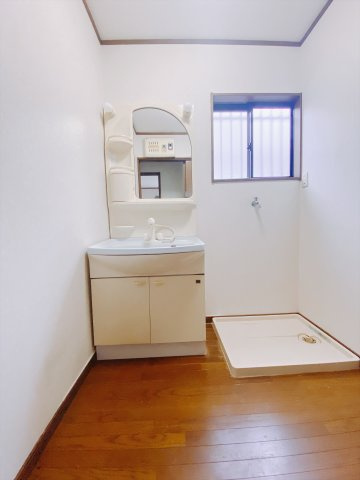 【中古戸建】前橋市下石倉町の独立洗面台|■洗面室｜大きな鏡で朝の身支度もラクラク♪毎日の忙しい準備が楽しくなる洗面所です(^^♪