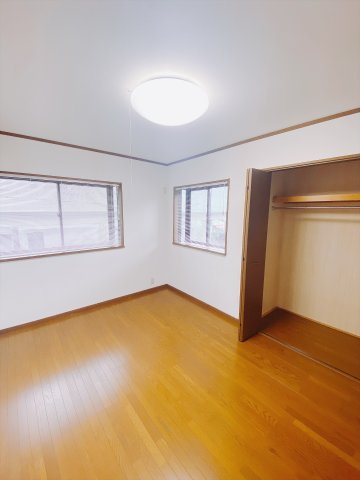【中古戸建】前橋市下石倉町の洋室|■2階洋室｜ナチュラルカラーの床です。模様替えなどとても楽しく工夫できます♪陽当たり、風通しもとても良いので毎日快適な生活スタートです！子供部屋にも良いですね♪