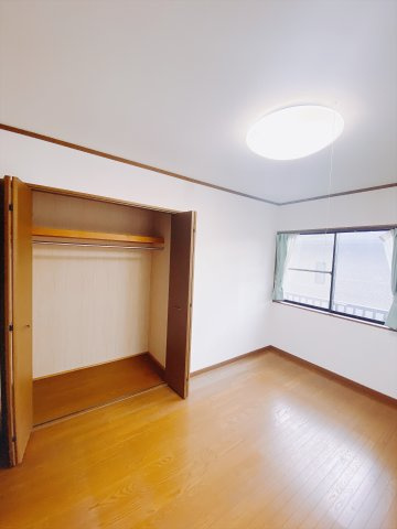 【中古戸建】前橋市下石倉町の洋室|■2階洋室｜子供部屋のメリットは「自立心を養うことができる」「自分で整理整頓できるようになる」そして、お子様が成長した際には「プライバシーを確保できる」といい事だらけ♪