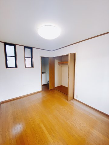 【中古戸建】前橋市下石倉町の洋室|■2階洋室｜2階各居室には収納をご用意しています♪常にお部屋を綺麗に保てます！小さなお子様も自然とお片付けができるようになるのでうれしいですよね！
