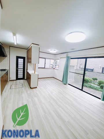【中古戸建】前橋市下石倉町の居間・リビング|■リビング｜落ち着きのある表情を見せるリビングダイニング。太陽の光がたっぷり差し込むリビングは、自然とご家族が集まる居心地の良い空間です。