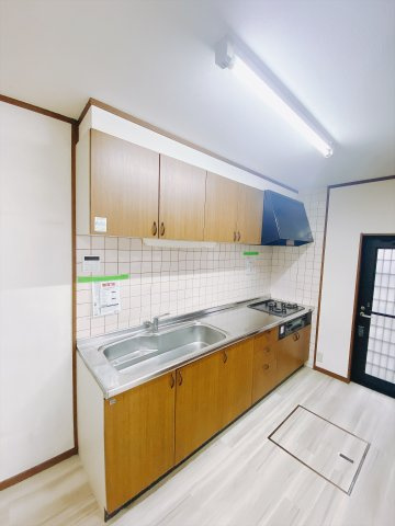 【中古戸建】前橋市下石倉町のキッチン|■キッチン｜ワークトップの幅が広く、お子様といっしょにお料理をつくったり、ちょっとしたパーティーも楽しめます。フラットなのでお掃除がしやすいのもポイントです♪
