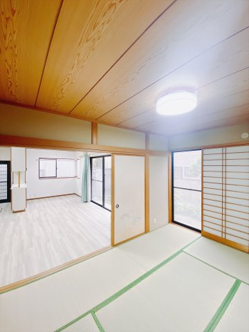 【中古戸建】前橋市下石倉町の和室|■1階和室｜リビングと繋がっている和室は、お子様の様子を見守りながらお洗濯物を畳んだり、家事の合間のちょっとした休憩やのんびりお昼寝にも♪セカンドリビングとしてもお使いいただけます。