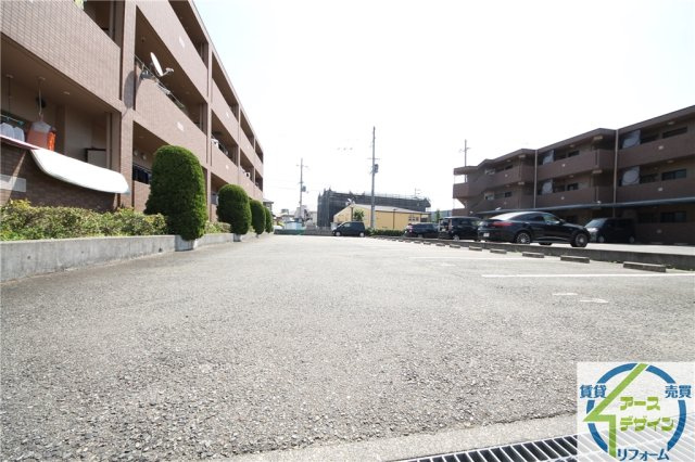 プラザハイツ二ツ屋B棟の駐車場