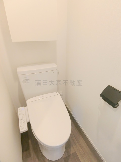 テラブリック南大井のトイレ|棚収納と温水洗浄便座付きのトイレ