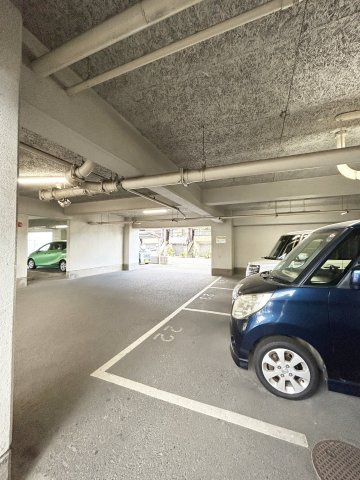 ヴィラスリースターツルハマの駐車場