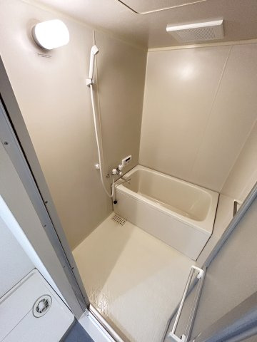 ヴィラスリースターツルハマの浴室