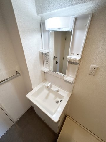 ヴィラスリースターツルハマの洗面所