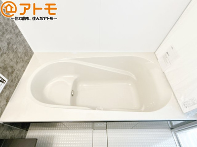 【浴室】 | 葵区大岩三丁目2期　新築戸建　全1棟 | お子様やお年寄りが使いやすいだけでなく、半身浴にも便利なベンチタイプの湯舟です。お湯の節約にも！