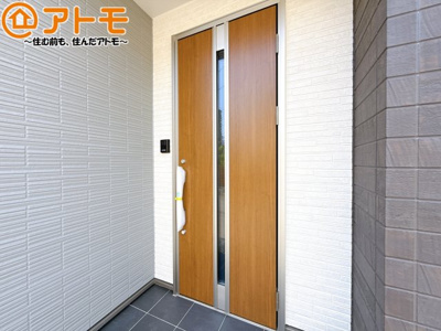 【玄関】 | 葵区大岩三丁目2期　新築戸建　全1棟 | 落ち着いた色合いの玄関はダブルロックで防犯性に優れた仕様になっています♪
