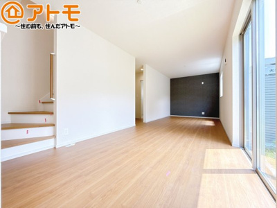 【居間・リビング】 | 葵区大岩三丁目2期　新築戸建　全1棟 | 日当たりのよいリビングは、一年を通してぽかぽかとしています。家族が自然と集まる空間になりそうですね♪