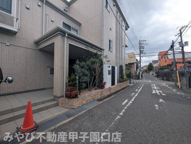 YUSEI　RESIDENCE甲子園5のエントランス