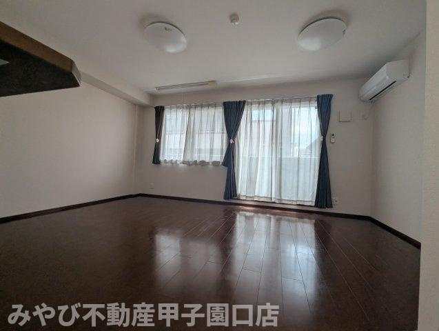 YUSEI　RESIDENCE甲子園5の居間・リビング