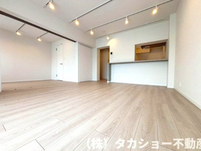 【居間・リビング】 | 第二検見川ハウス | 家族が集まるリビングは広々しており、陽当りも良好です!!
