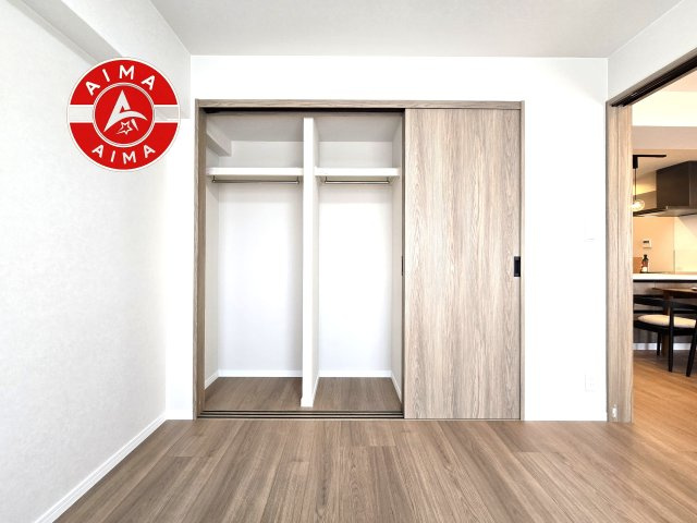 ロワールマンション青葉WEST棟の収納|洋服や大きな荷物が多い方や人数の多いご家族などは、一般的なクローゼットよりもウォークインクローゼットのほうが使い勝手が良いです。