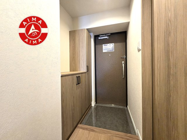 ロワールマンション青葉WEST棟の玄関|きれいに整えられた外玄関で、住まいの第一印象も良好です。