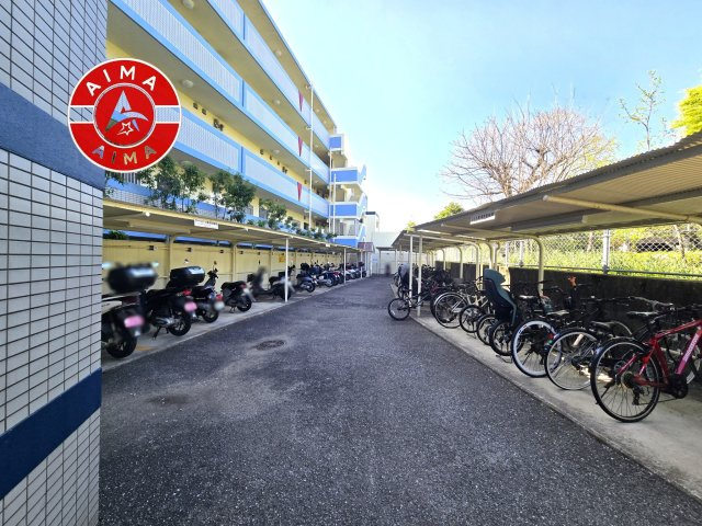 ロワールマンション青葉WEST棟の駐輪場|屋根付きの駐輪場で、自転車を雨から守れます。