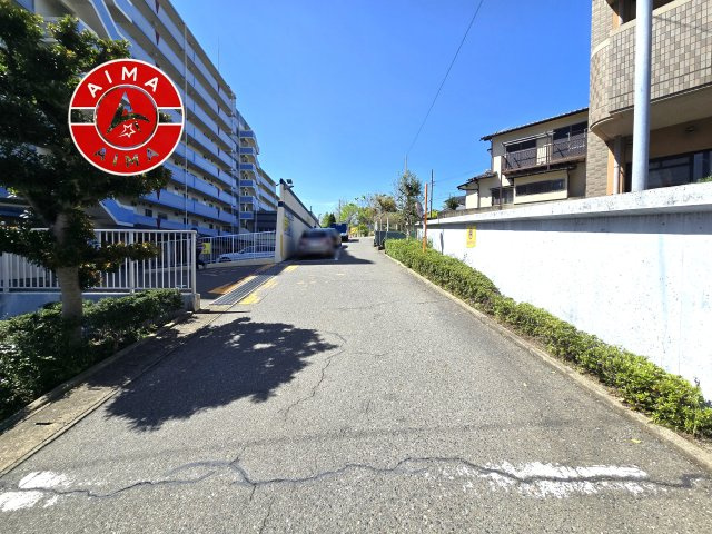ロワールマンション青葉WEST棟の現況写真|前面道路を含む現地写真です。