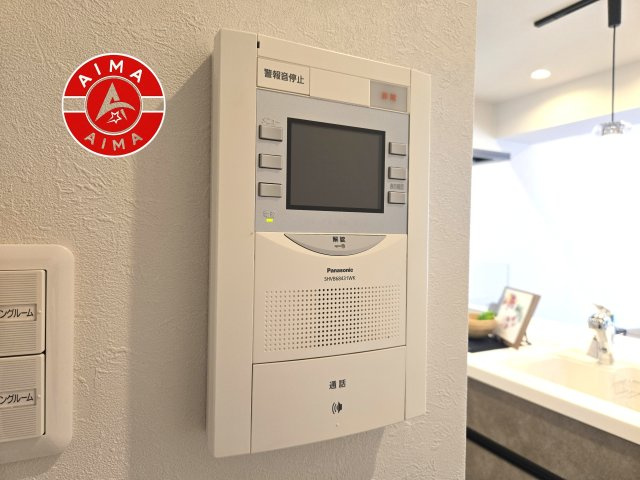 ロワールマンション青葉WEST棟のセキュリティ|玄関先で訪問者を確認できるため、防犯面でも安心です。