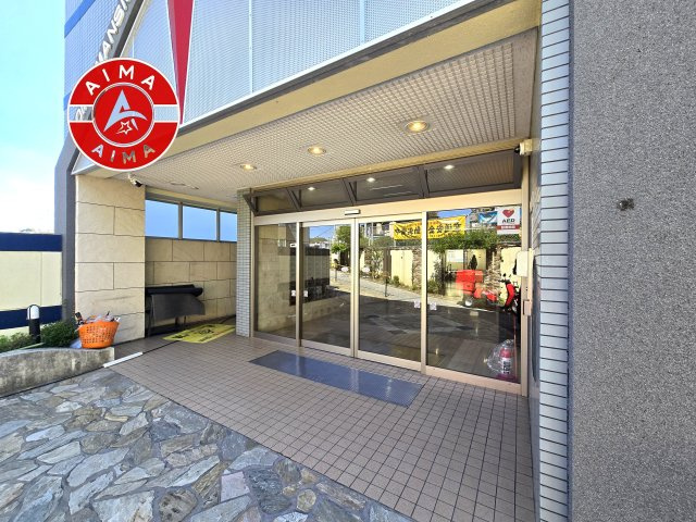 ロワールマンション青葉WEST棟|明るい外エントランスが、建物全体の印象を引き立てます。