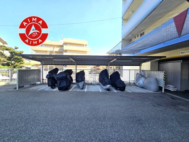 ロワールマンション青葉WEST棟の駐車場|駐車場のほかにバイク置き場があります。