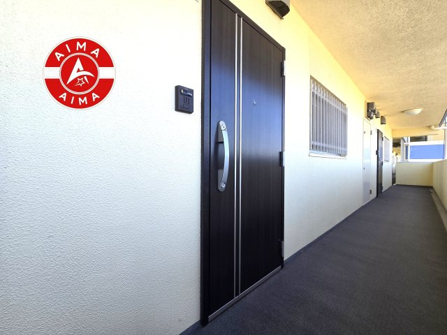 ロワールマンション青葉WEST棟の玄関|明るい外玄関です