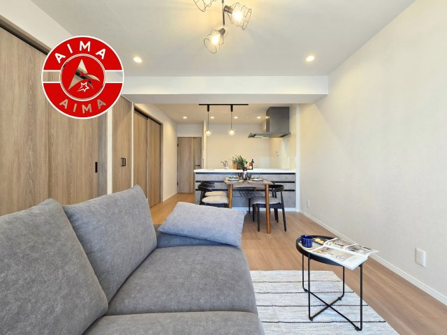ロワールマンション青葉WEST棟の居間・リビング|キッチンからリビングをしっかり確認できます。家族の笑顔があふれる空間になりそうですね。