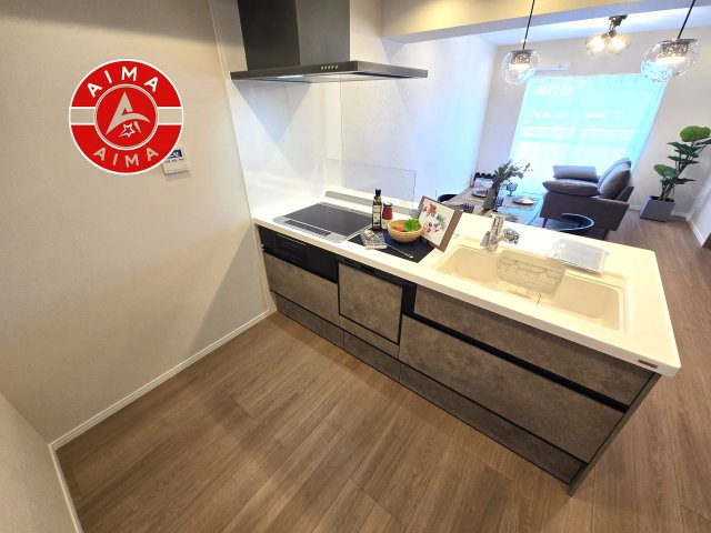 ロワールマンション青葉WEST棟のキッチン|明るく開放的なリビングダイニングは豊かな陽光が注ぎ込み、やすらぎの空間を演出してくれます。ご家族で楽しいひとときをお過ごし下さい。