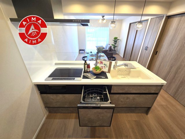 ロワールマンション青葉WEST棟のキッチン|ダイニングテーブルへの配膳がラクラク、お料理はかどるカウンター付きシステムキッチン！