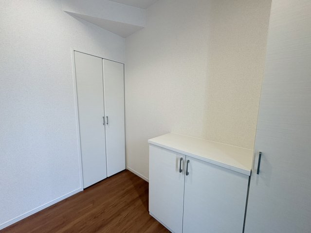 売新築戸建　静岡市葵区瀬名３丁目の玄関|収納力のある玄関スペース。シューズボックスと収納を備え、玄関まわりをすっきりと保てます。